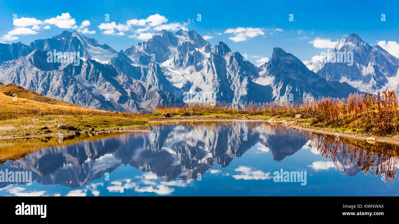 Lago Koruldi cerca de Mestia, en la región de Svaneti, Georgia superior Foto de stock