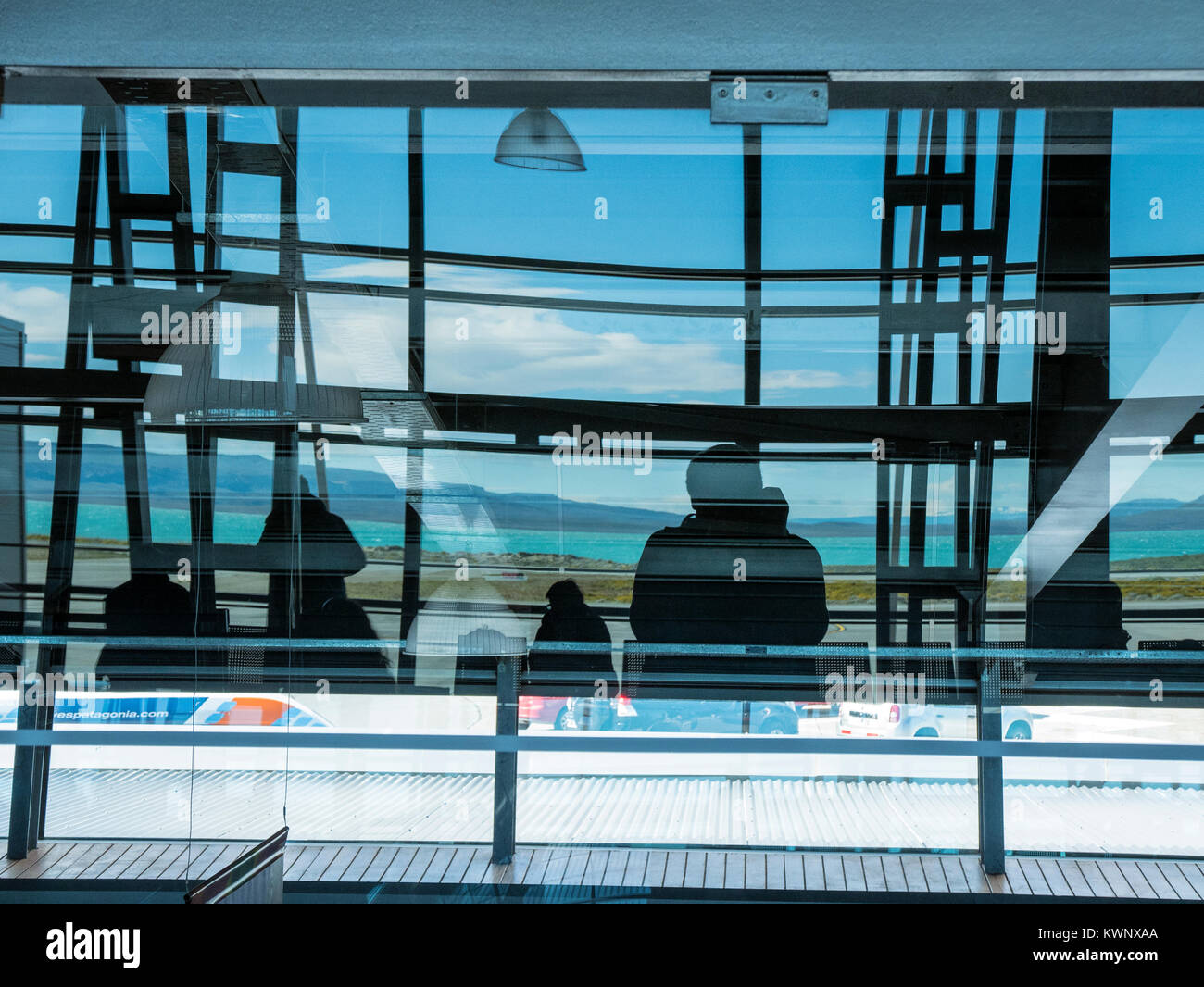 Interior visión abstracta de viajeros en el Aeropuerto Internacional El Calafate, El Calafate, Santa Cruz, Argentina; Comandante Armando Tola International Air Foto de stock