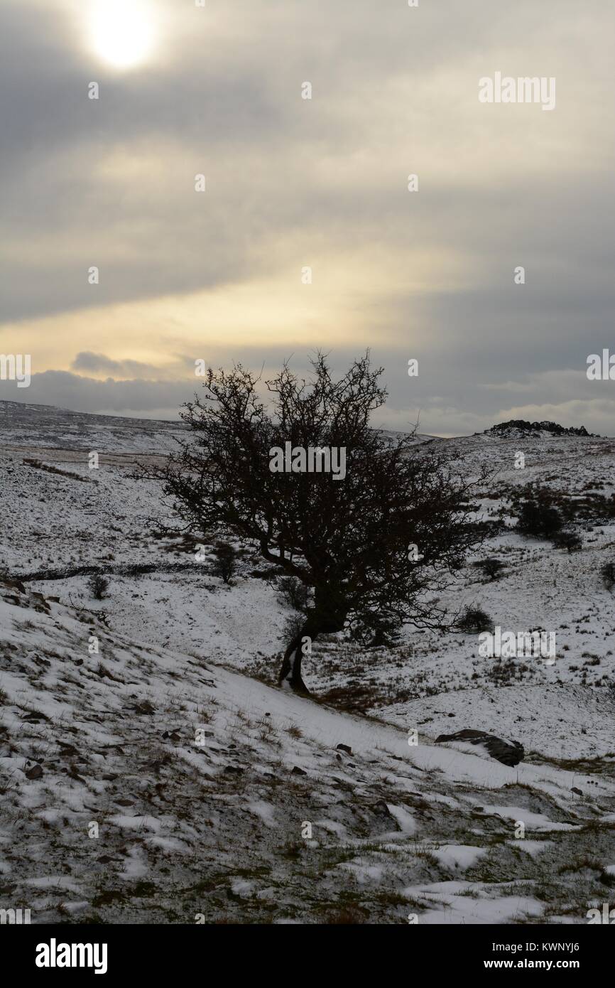 El cielo lleno de nieve sobre la montaña Negra Carn Tair Isaf hacia el Parque Nacional de Brecon Beacons winte Fforest Fawr Geopark Carmarthenshire Gales Cymru UK Foto de stock