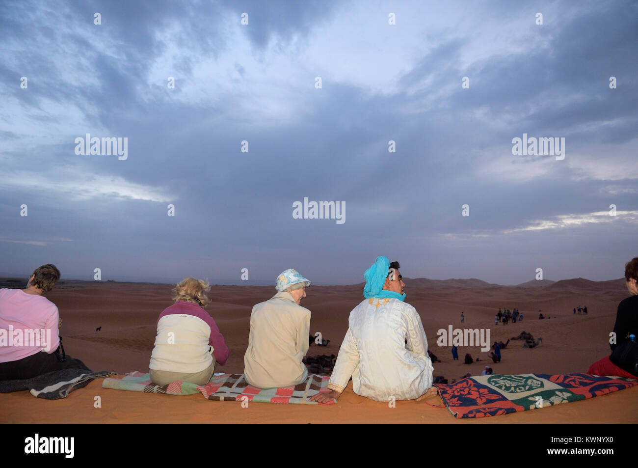 Los turistas y los bereberes amanecer sobre un camello excursión a las dunas de Merzouga, Marruecos, Norte de África Foto de stock