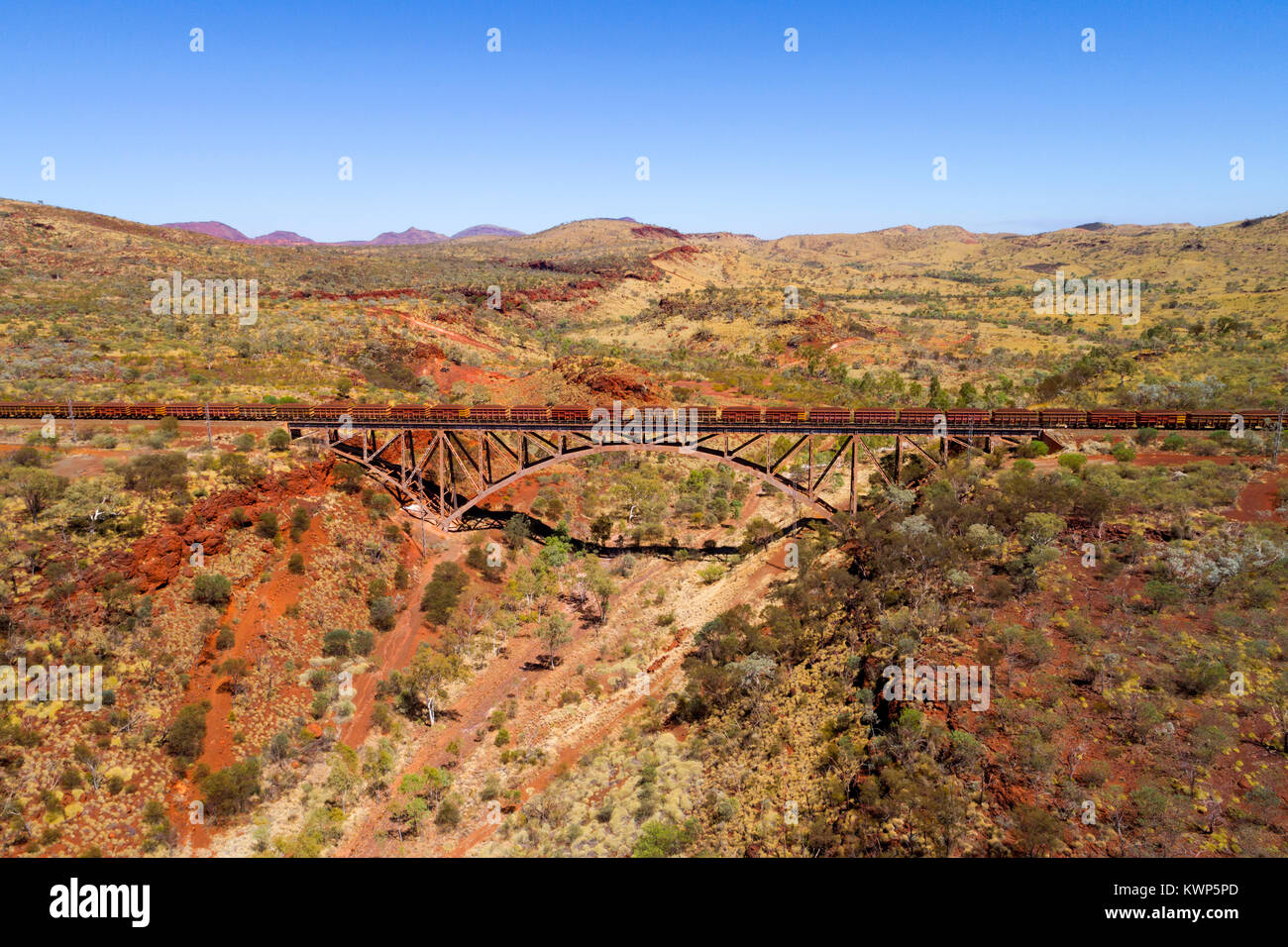 Tren de mineral de hierro más grande cruzando la propiedad privada solo span en un puente ferroviario en el hemisferio sur, Pilbara, Australia Occidental Foto de stock