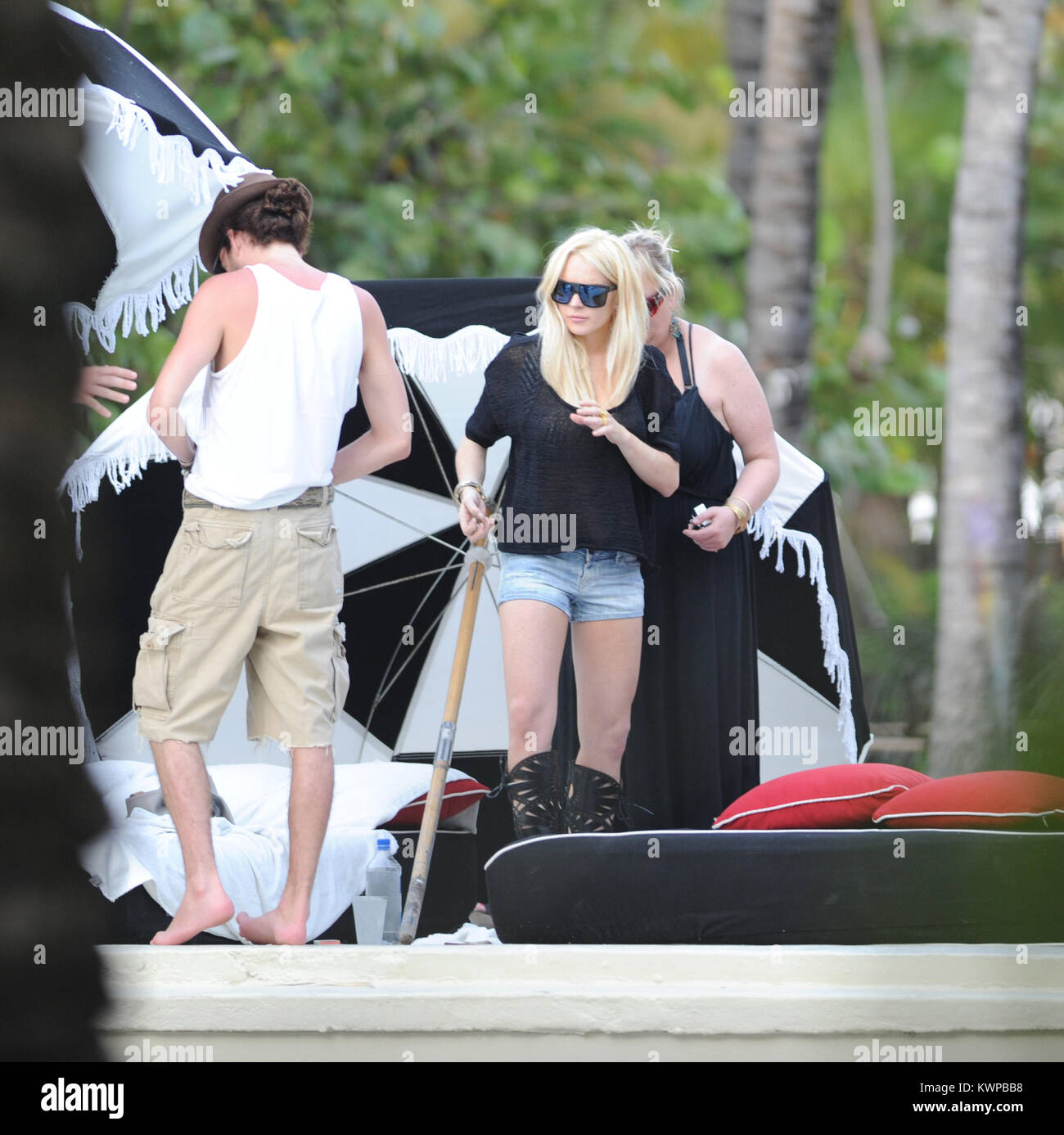 MIAMI BEACH, FL - 22 de mayo: El 'Mean Girls' Lindsay Lohan estrella parece  un poco "hinchados" como ella se viste en su jean pantalones cortos y botas  de gladiador. Lindsay parecía