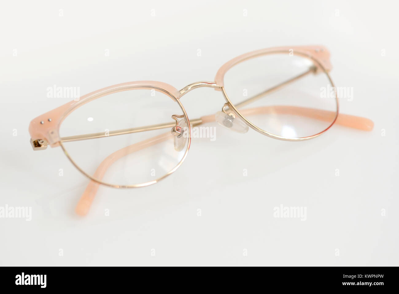 Las gafas de color rosa con lentes transparentes sobre el fondo blanco  Fotografía de stock - Alamy