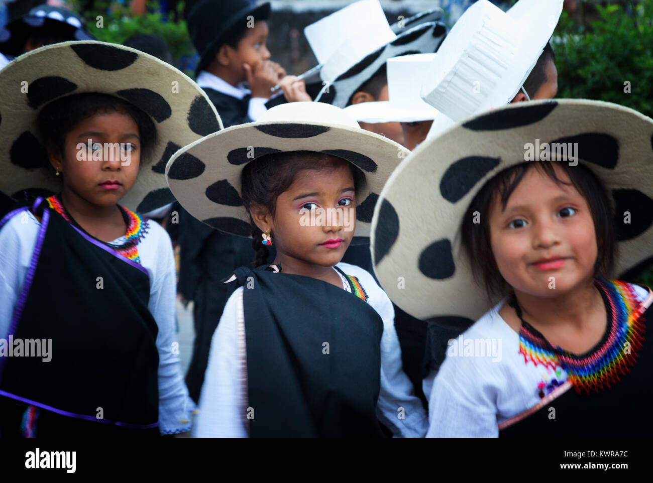 Los niños de las Islas Galápagos en traje tradicional de tomar parte en un  carnaval de calle, Puerto Ayora, Isla Santa Cruz, Galápagos, Ecuador  Sudamérica Fotografía de stock - Alamy