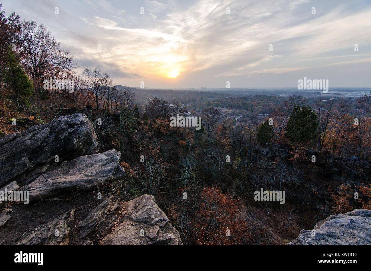 Amanecer sobre acantilados y árboles en Ruffner montaña, dentro Ruffner Mountain Nature Preserve en Birmingham, Alabama, el 30 de noviembre de 2016. Imagen cortesía de Morgan Yang. Foto de stock