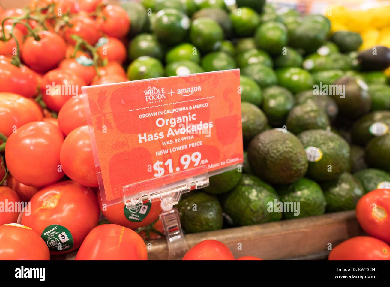 Los carteles en un display de aguacates en el Whole Foods Market tienda en  Lafeyette, California leyendo 'Whole Foods Market y Amazon, nuevo precio  inferior, más por venir", en el que se