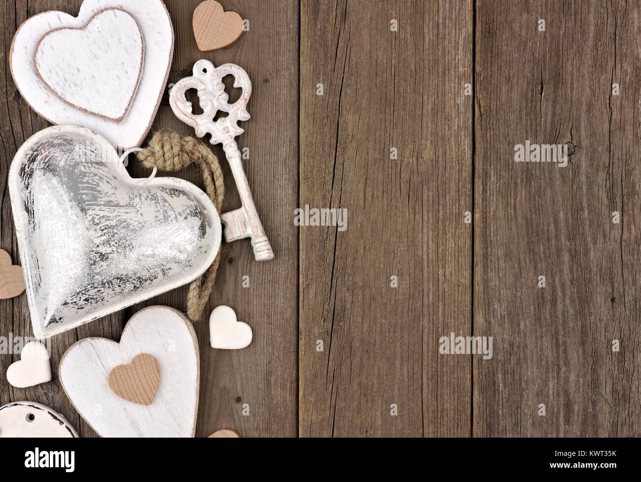 Los Corazones Y Las Letras De AMOR De Madera Echan a Un Lado Frontera En La  Madera Rústica Foto de archivo - Imagen de estacional, cartas: 64937818