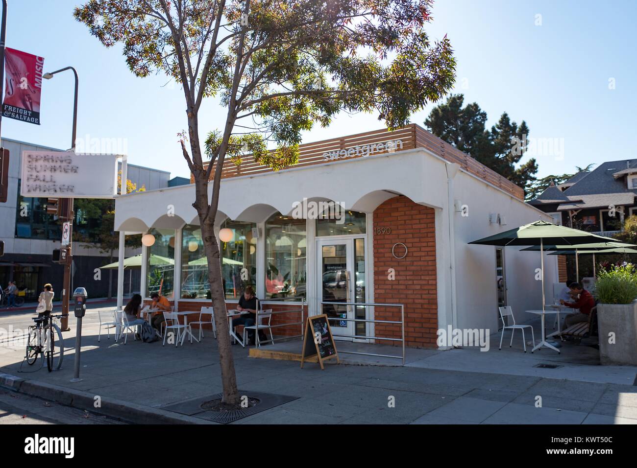 Fachada de Sweetgreen, un lujo informal restaurante de comida rápida saludable en Berkeley, California, presentando un cartel de neón que muestra la actual temporada, 6 de octubre de 2017. () Foto de stock