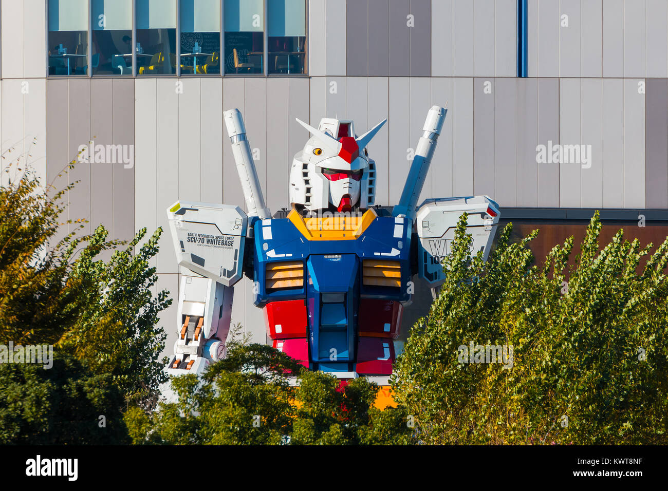 Tokio, Japón - 27 de noviembre de 2015: Full-size Mobile Suit Gundam  RX-78-2 RG 1/1 Ver. GFT en la entrada principal de Diver City Tokyo Plaza,  un centro comercial Fotografía de stock - Alamy