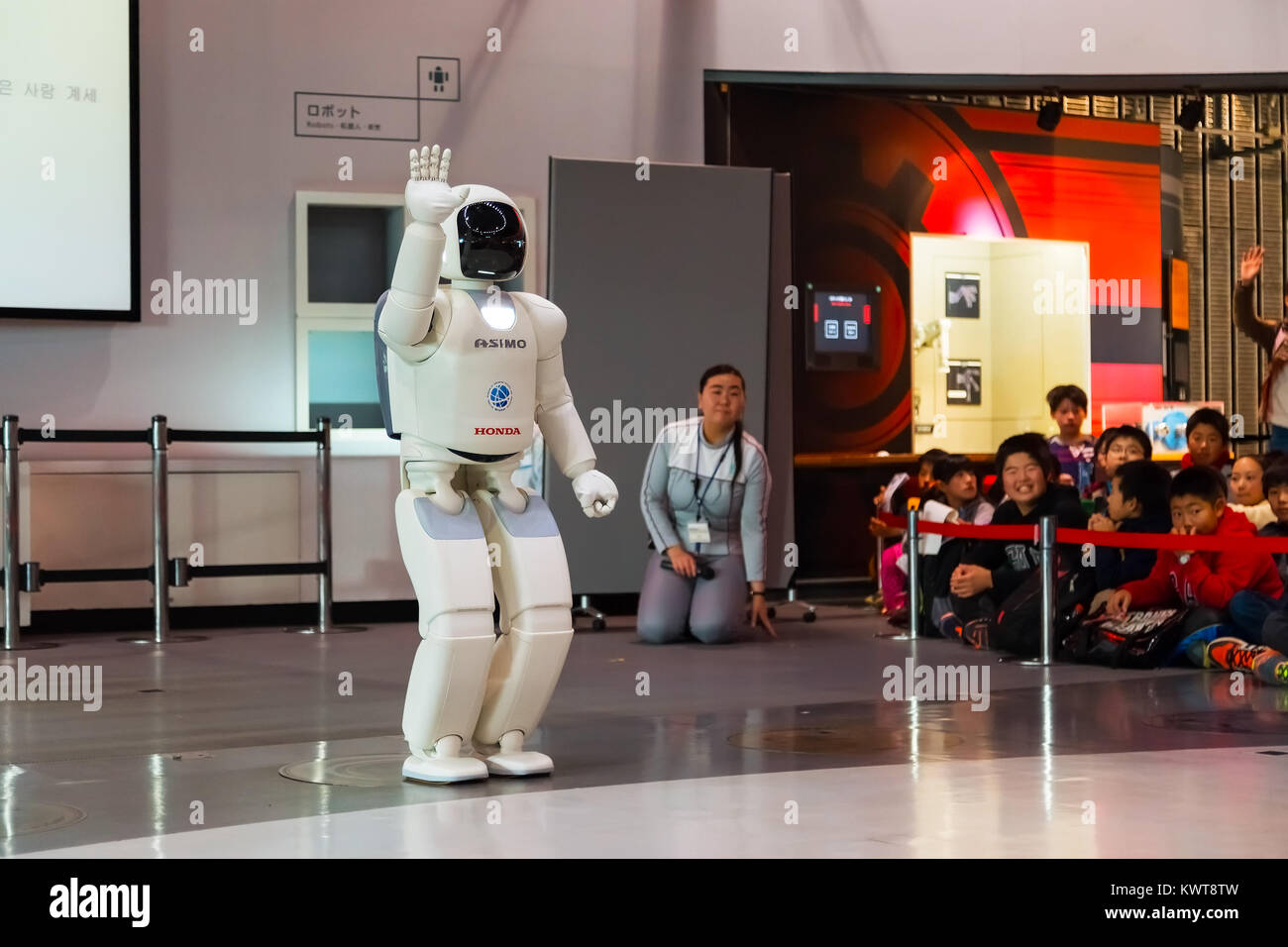 Tokio, Japón 27 de noviembre de 2015 Asimo, el robot humanoide