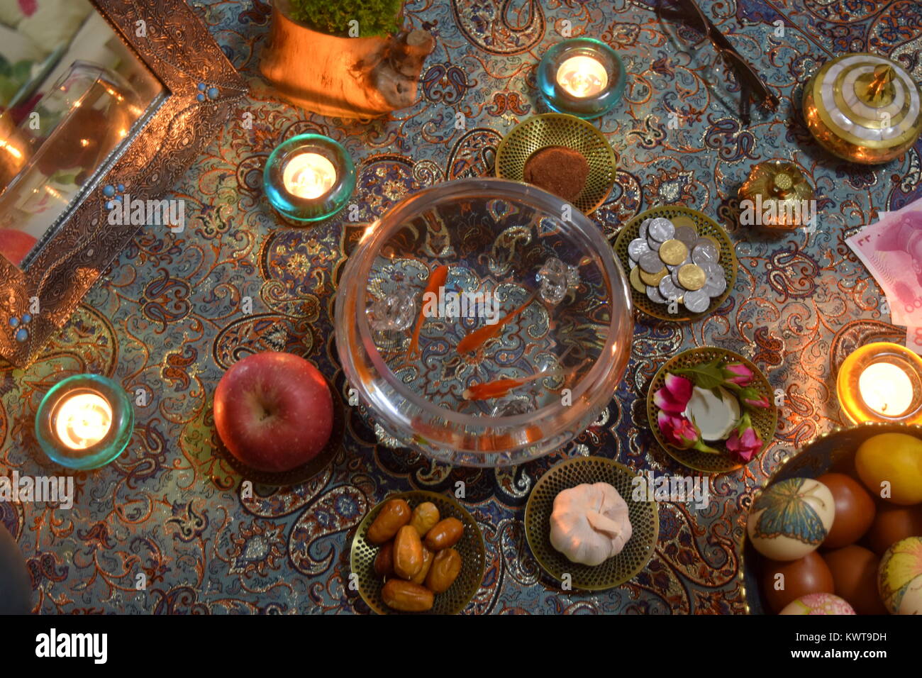 Novruz - nuevo año iraní - cultura tradicional Haftsin mesa arreglo en el candlelight Foto de stock