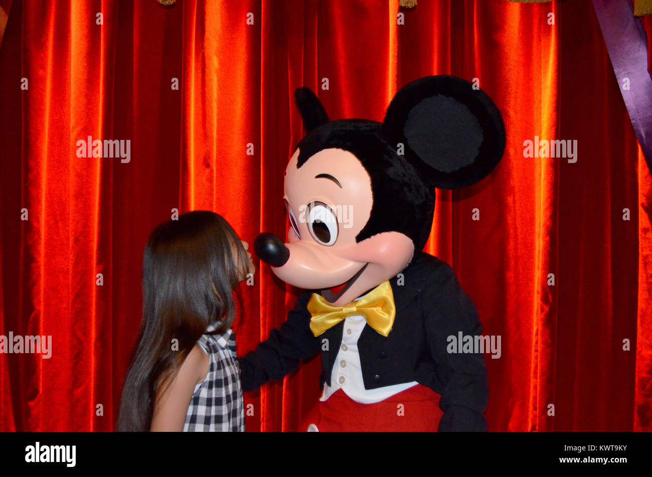 Mickey Mouse haciendo uno de sus poses en el encuentro Mickey Mouse  pavilion en Disney Paris. Imagen tomada en junio de 2013 Fotografía de  stock - Alamy