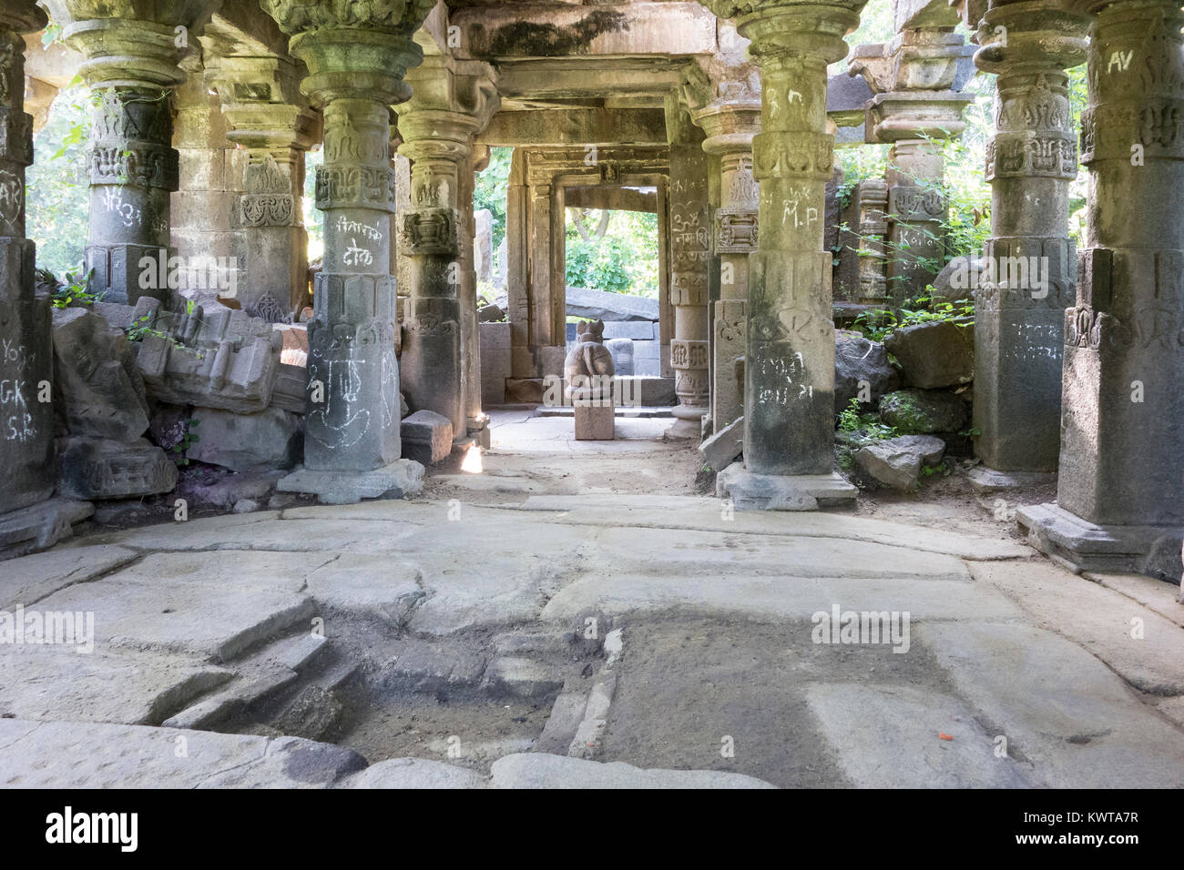 Vacío, el desmoronamiento de las ruinas del templo a lo largo de la margen del lago Lonar, Maharashtra, India. Foto de stock