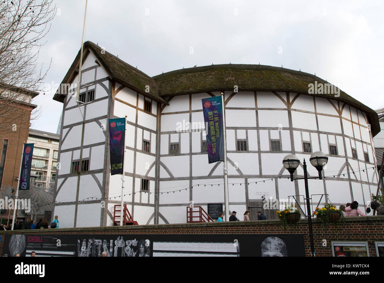 El Shakespeare's Globe en Londres, Inglaterra. El teatro en Southwark es una reconstrucción de un lugar de entretenimiento isabelino. Foto de stock
