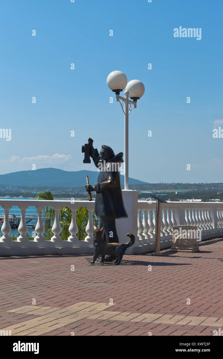 Gelendzhik, región de Krasnodar, Rusia - Julio 21, 2015: composición escultórica "El faro antiguo poseedor" en el paseo marítimo del complejo Gelendzhik Foto de stock