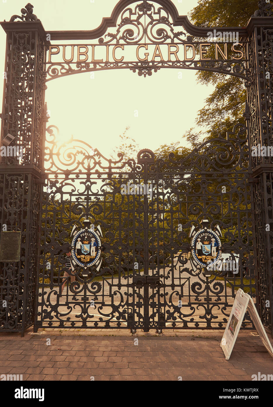 Puertas de hierro forjado a la época victoriana Halifax jardines públicos (1867), Halifax, Nova Scotia, Canadá. Gates honor del Batallón Provisional de Halifax (1907) Foto de stock