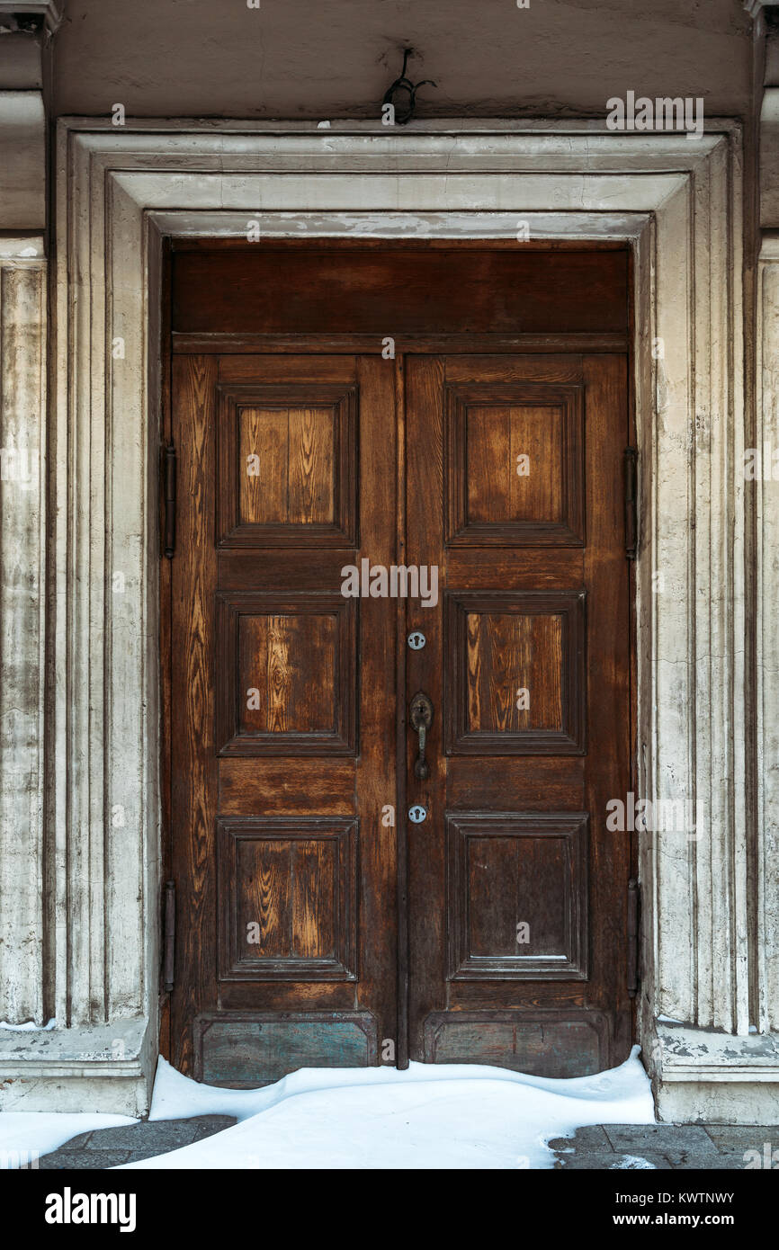 Antigua puerta de roble fotografías e imágenes de alta resolución - Alamy