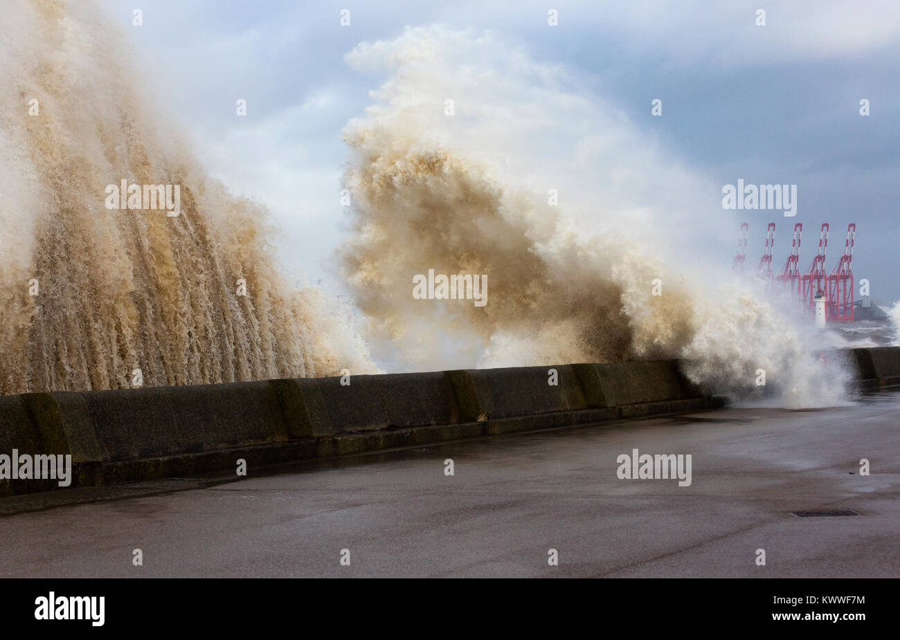 El mar embravecido en New Brighton durante la tormenta Sra. Eleanore Foto de stock