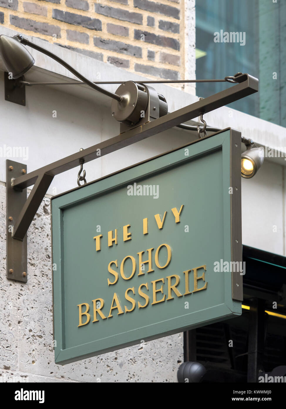 LONDRES, Reino Unido - 01 DE NOVIEMBRE de 2017: Letrero fuera de la brasserie Ivy Soho en Broadwick Street W1F Foto de stock