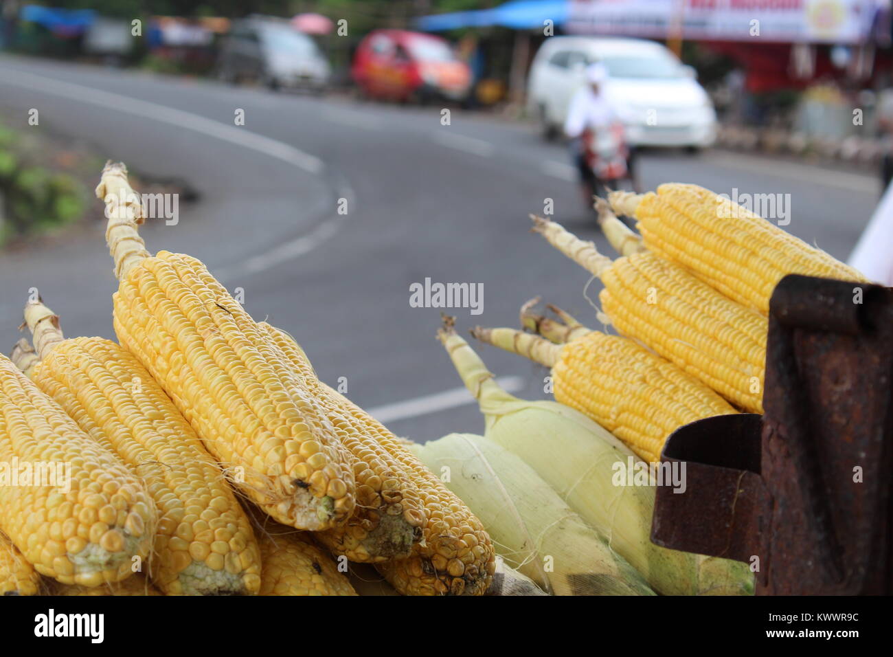 Las semillas de maíz con naturales de color amarillo con el fondo y blury bonito modo retrato te encantará este alimento de la fotografía. Foto de stock
