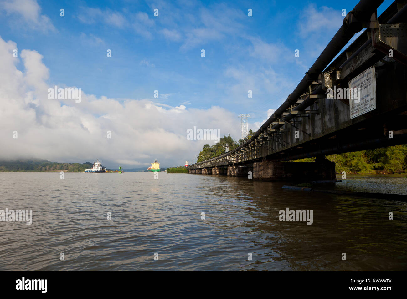 El ferrocarril y el puente de coche en Gamboa, República de Panamá. A la izquierda está el Canal de Panamá. El puente se encuentra en la desembocadura del Río Chagres. Foto de stock