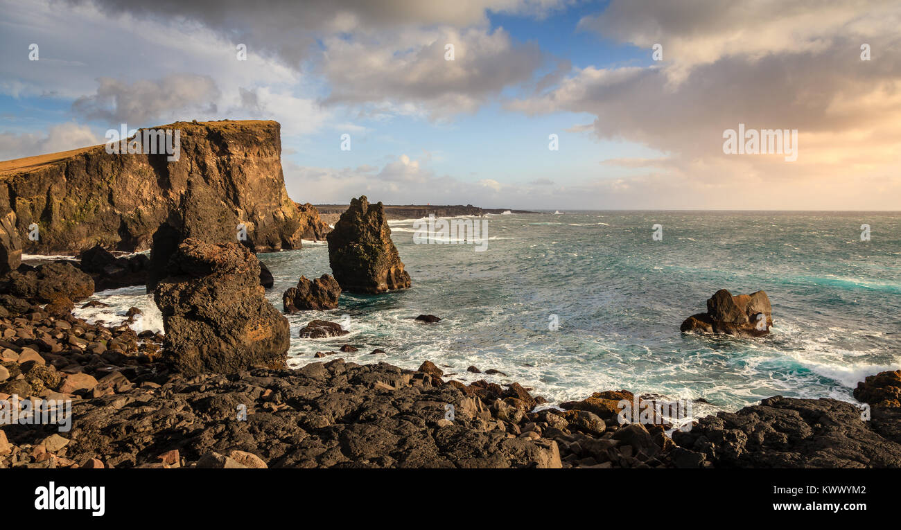 Vista panorámica de la costa sur de Islandia y Atlántico Norte Foto de stock
