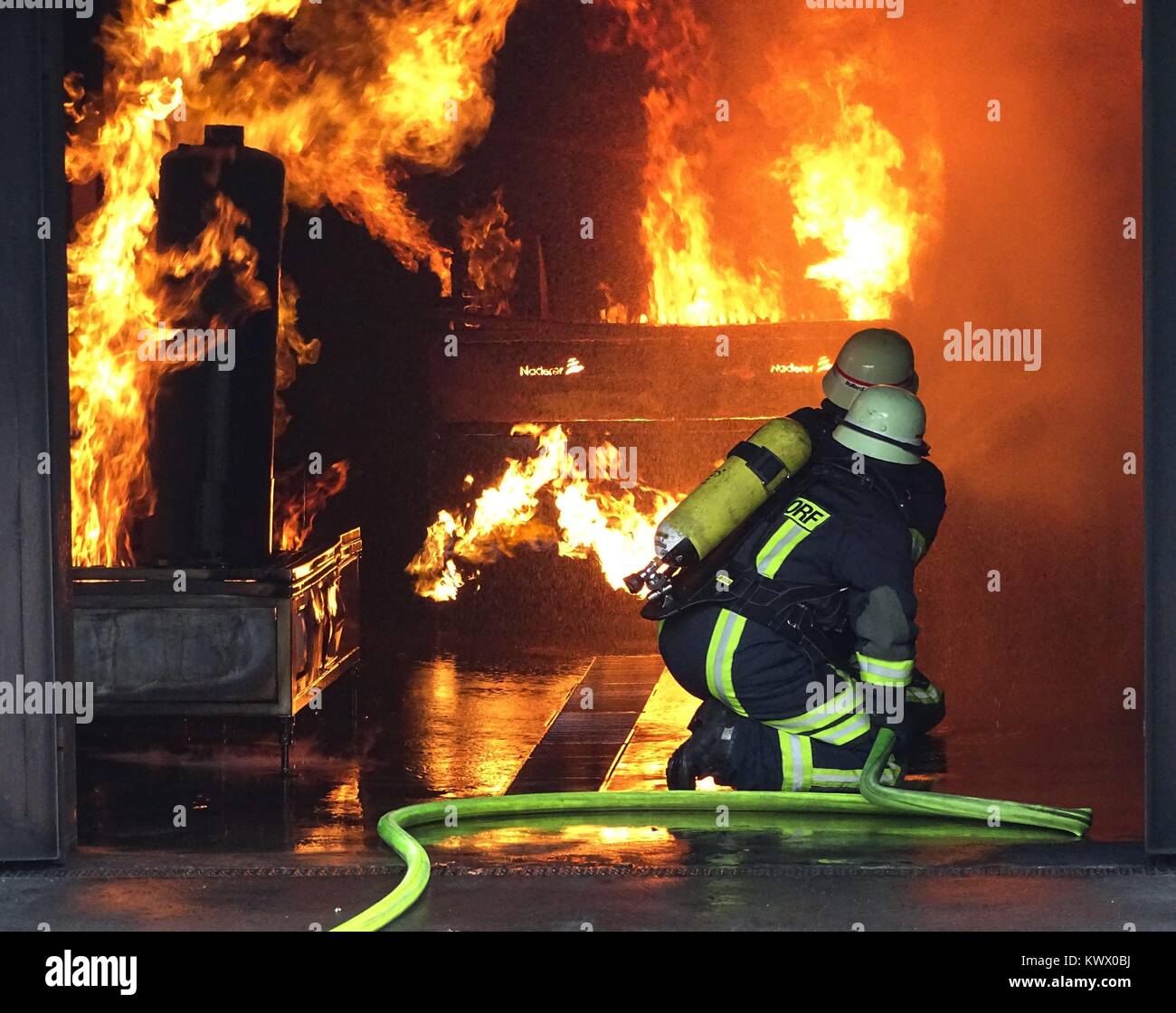 Son Fireworkers extinguir un incendio real en la foto Fireworkerschool 10/17/2017 | Mundial de uso Foto de stock