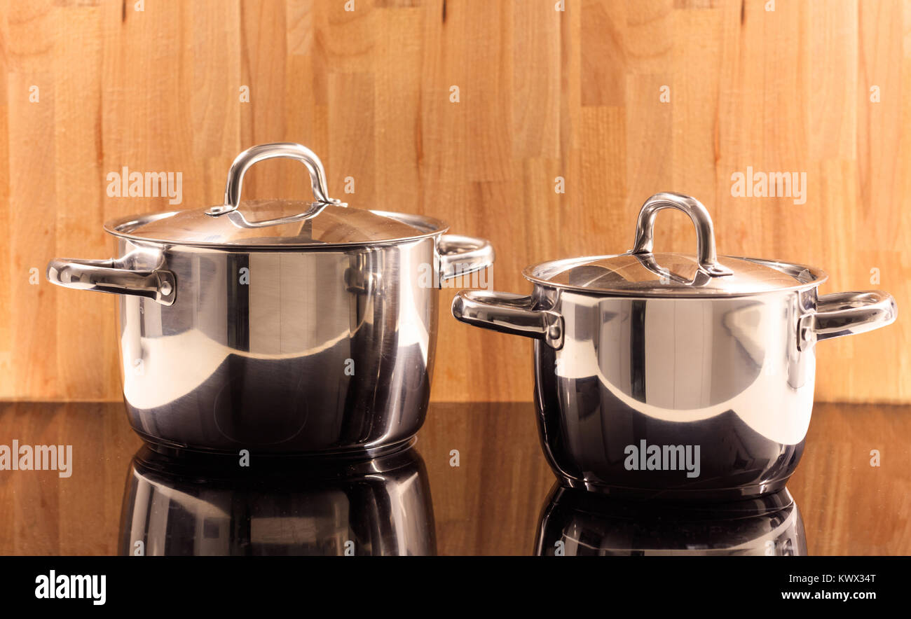 Ollas grandes para cocinar fotografías e imágenes de alta resolución - Alamy