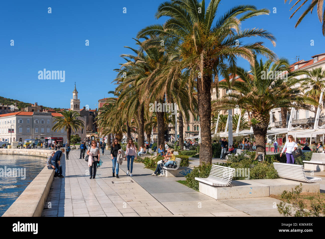 Los turistas y lugareños disfrutan Riva promenade, en Split, Croacia Foto de stock