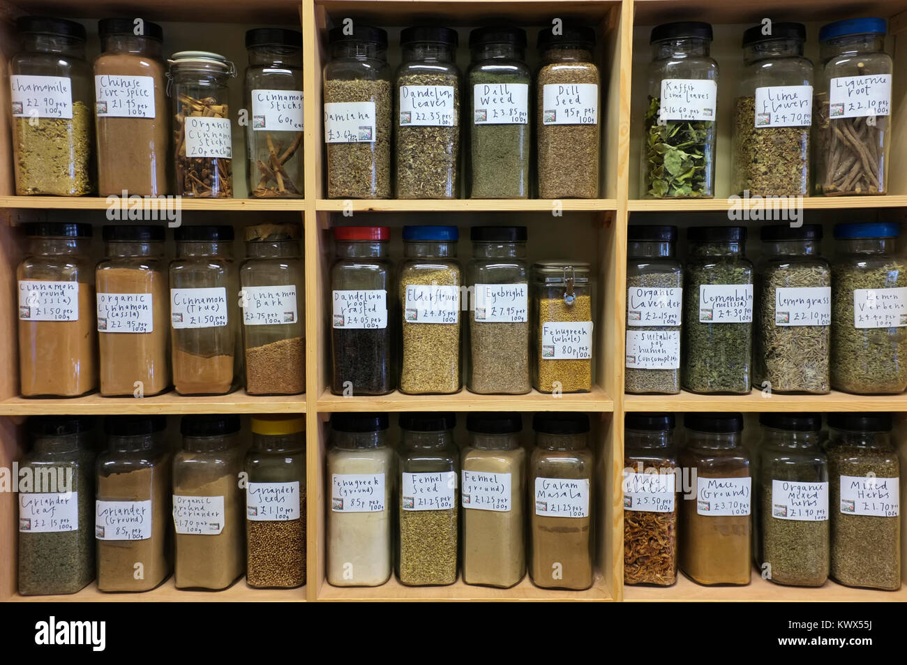 Tarros de especias y hierbas en una tienda de comida de salud Foto de stock