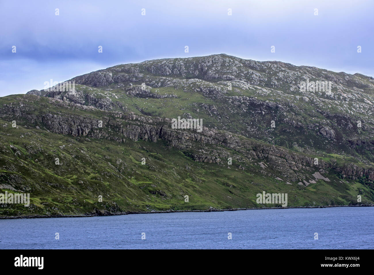 Glencoul empuje sobre el AIRD da Loch península mostrando Cambrian cuarcitas encajonados entre capas de gneis Lewisian en Escocia Foto de stock