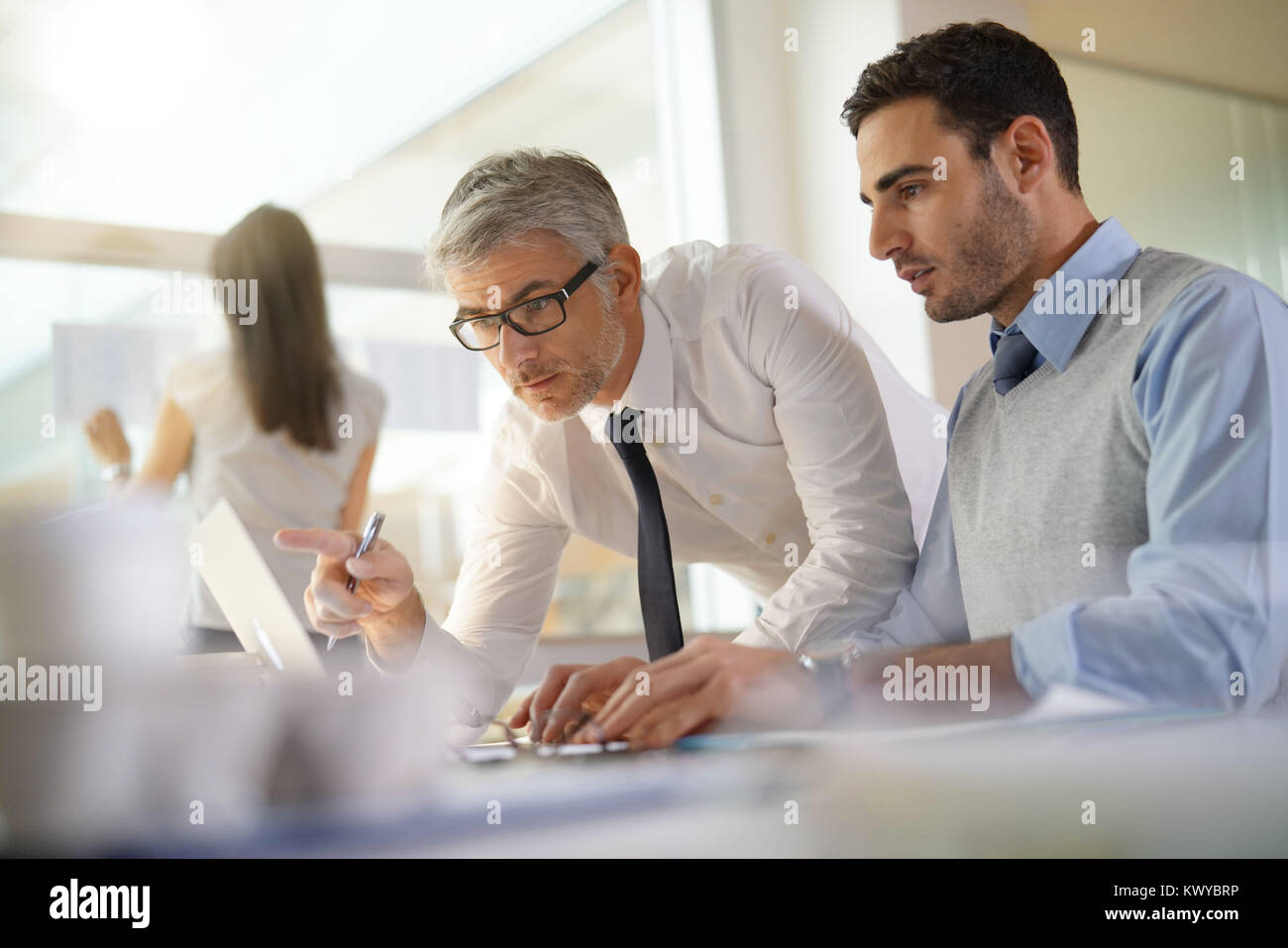La gente financiera trabajando juntos sobre presupuesto en Office Foto de stock