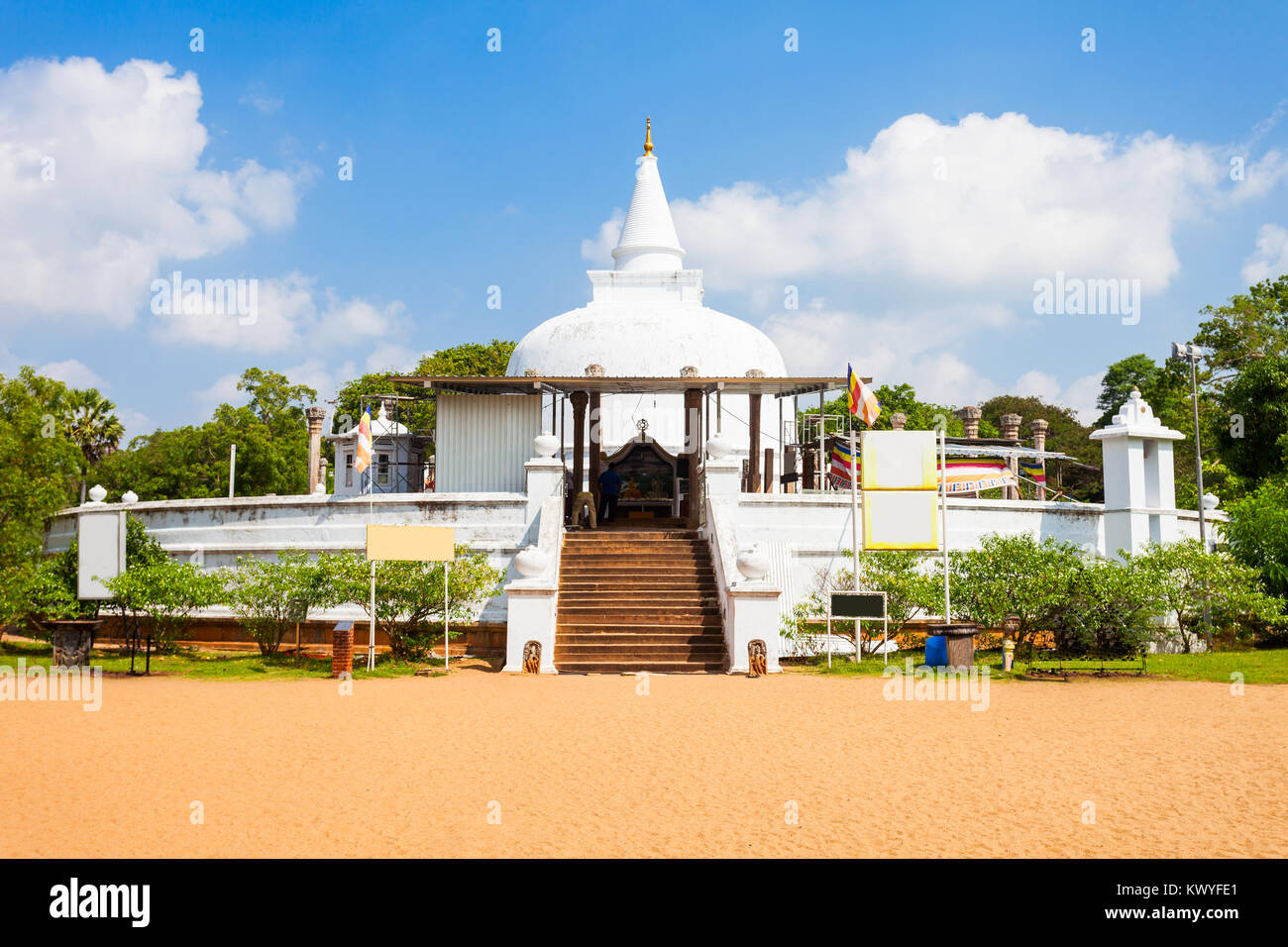 O Lankaramaya Lankarama es una stupa construido por el Rey Valagamba, en un antiguo lugar en Galhebakada en el antiguo reino de Anuradhapura, Sri Lanka. Foto de stock