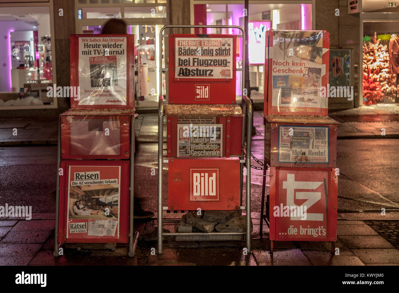 MUNICH, Alemania - 17 de diciembre de 2017: el periódico alemán Bild Zeitung en venta en las calles de Munich sobre pedestales, rodeado por la televisión oficial y ZT. Bild Foto de stock