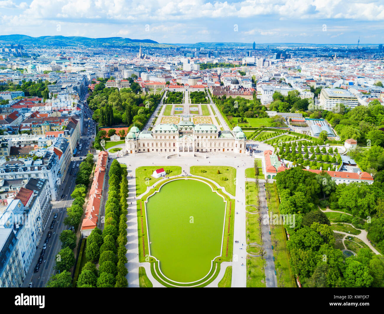 Vista panorámica aérea del Palacio de Belvedere. El Palacio Belvedere es un complejo de edificios históricos en Viena, Austria. Belvedere fue construido como residencia de verano Foto de stock