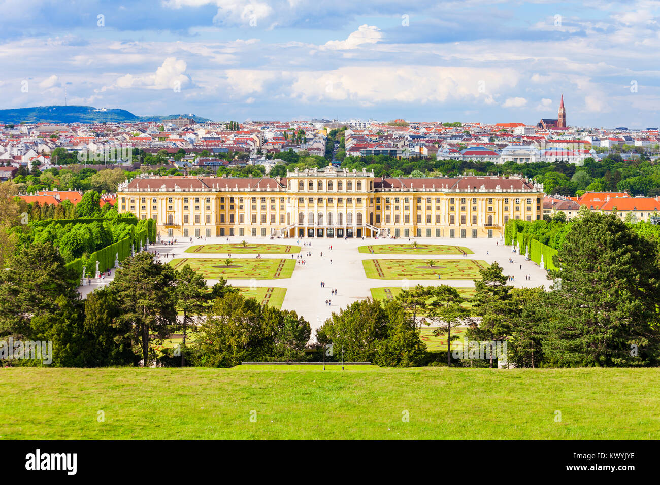 Palacio de Schonbrunn o Schloss Schönbrunn es una residencia de verano imperial en Viena, Austria. Palacio de Schonbrunn es una importante atracción turística en Vienn Foto de stock