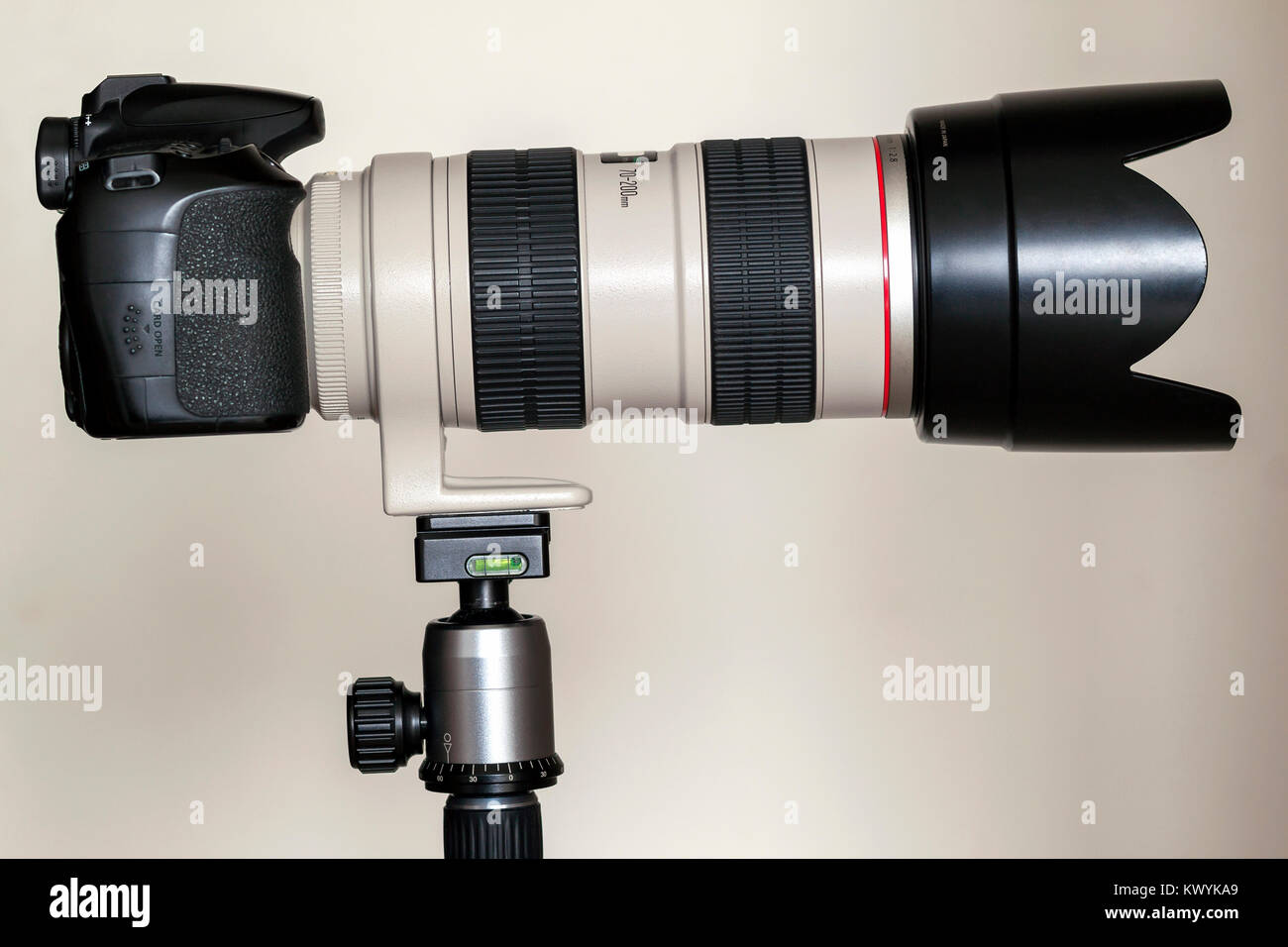 Cámara digital profesional Con blanco lente de zoom telescópico Fotografía  de stock - Alamy