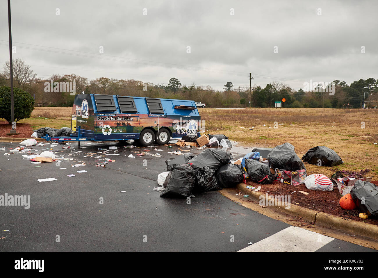Desbordamiento no recaudadas lío de plástico, cartón y papel en la papelera de reciclaje o esperando recoger en Pike Road Alabama USA. Foto de stock