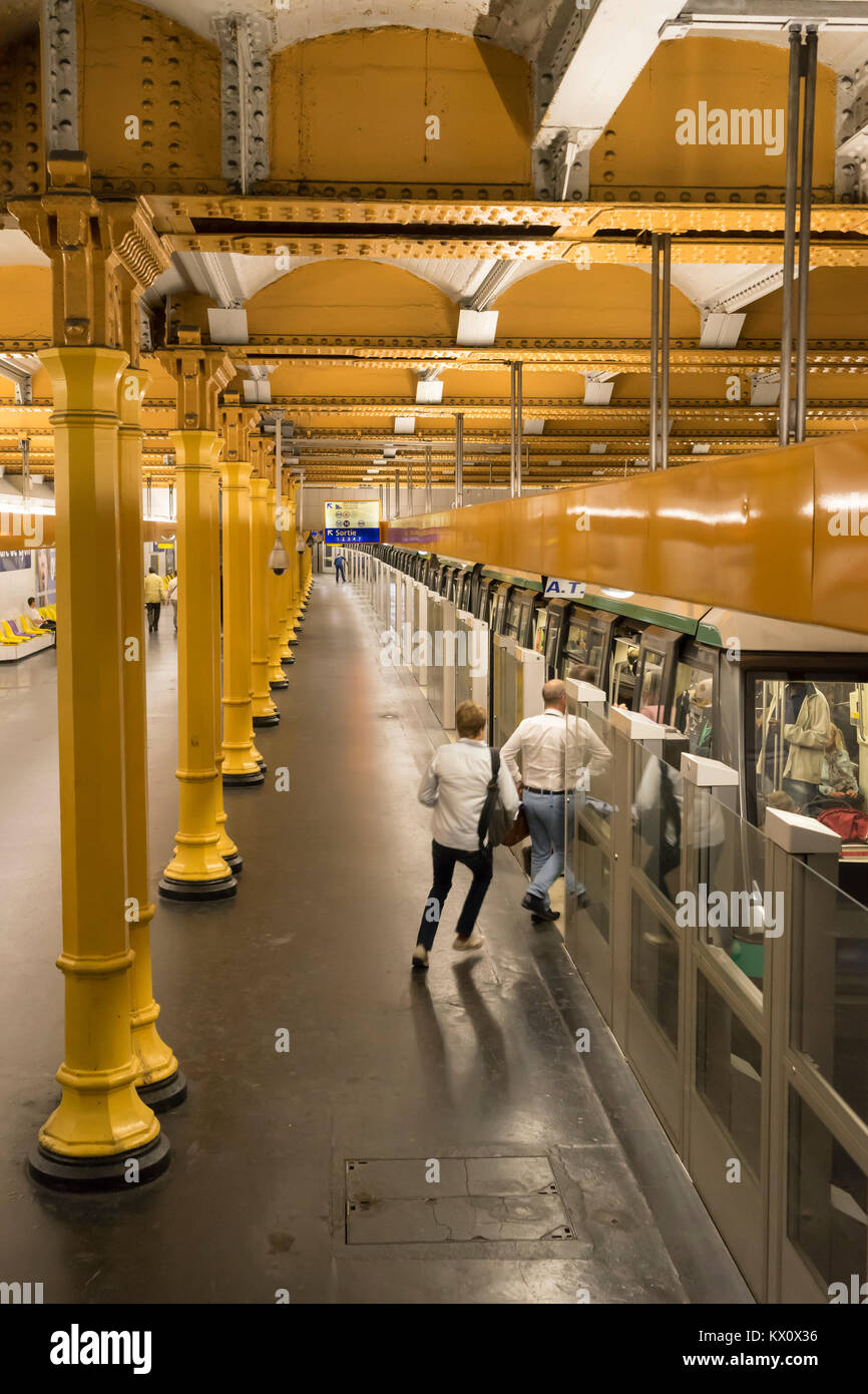 Coger el tren en la estación de metro en la estación de la Gare de Lyon, Paris, Francia Foto de stock