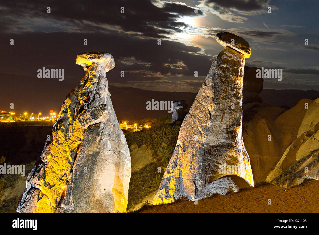 Escena nocturna sobre las chimeneas de las hadas de Capadocia. Foto de stock