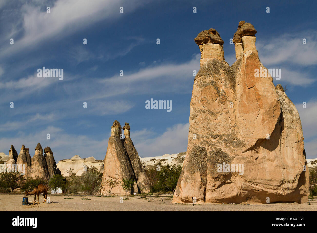 Formaciones de roca volcánica conocida como chimeneas de hadas en Capadocia, Turquía. Foto de stock