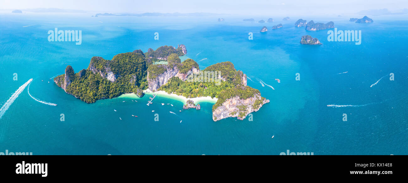 Vistas panorámicas aéreas de la isla Hong Ko touristic destino tropical cerca de Krabi, Tailandia. Panorama de hermoso archipiélago en aguas turquesa Foto de stock