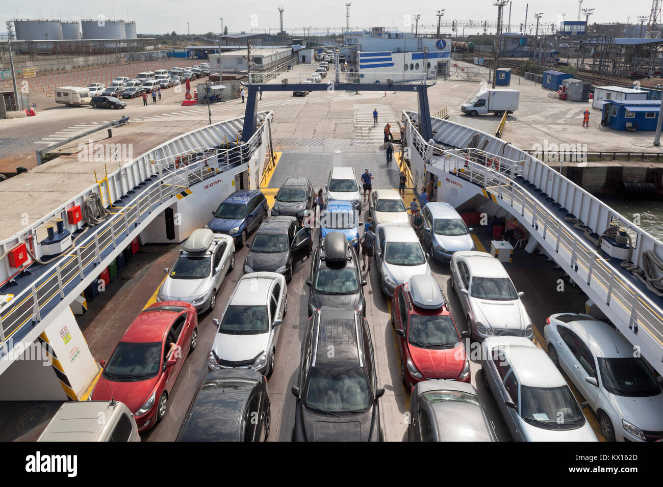 Kosa Chushka Temryuk, distrito, región de Krasnodar, Rusia - Julio 18, 2017: la carga de los automóviles en el transbordador "Elena" en el puerto de Cáucaso Foto de stock
