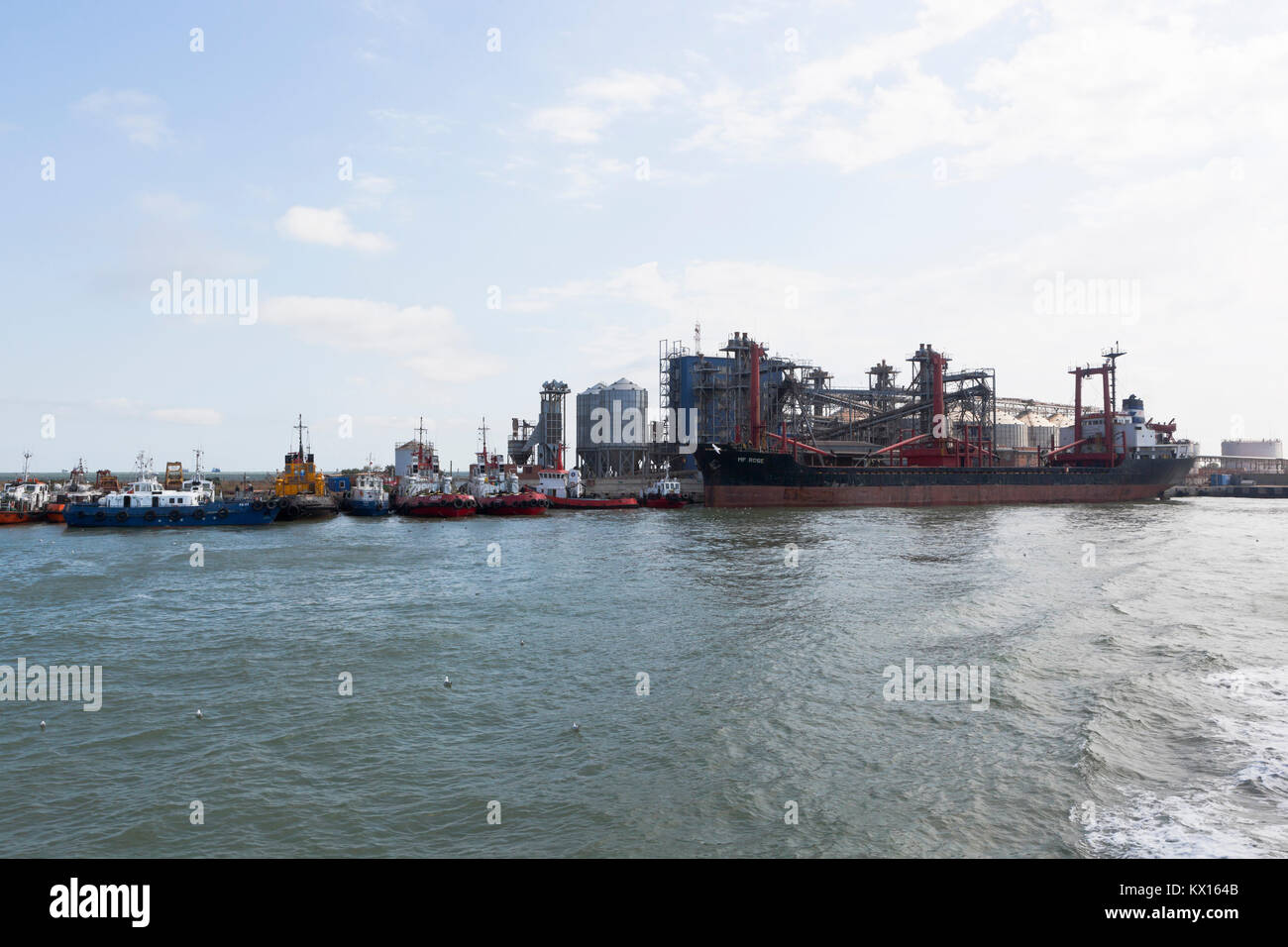 Kosa Chushka Temryuk, distrito, región de Krasnodar, Rusia - Julio 18, 2017: Vista de la terminal de granos del puerto marítimo de la región del Cáucaso y el universal Foto de stock