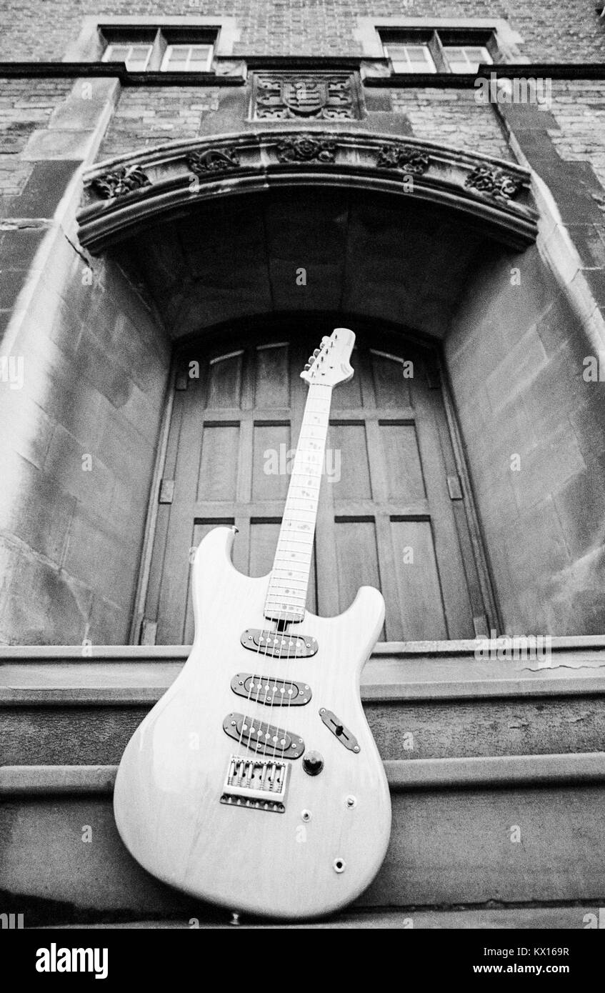 Guitarra eléctrica en las escaleras de un viejo edificio victoriano en Londres, Inglaterra Foto de stock