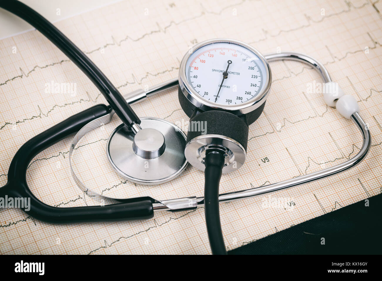 Manómetro de presión arterial en un electrocardiograma realizado Fotografía  de stock - Alamy