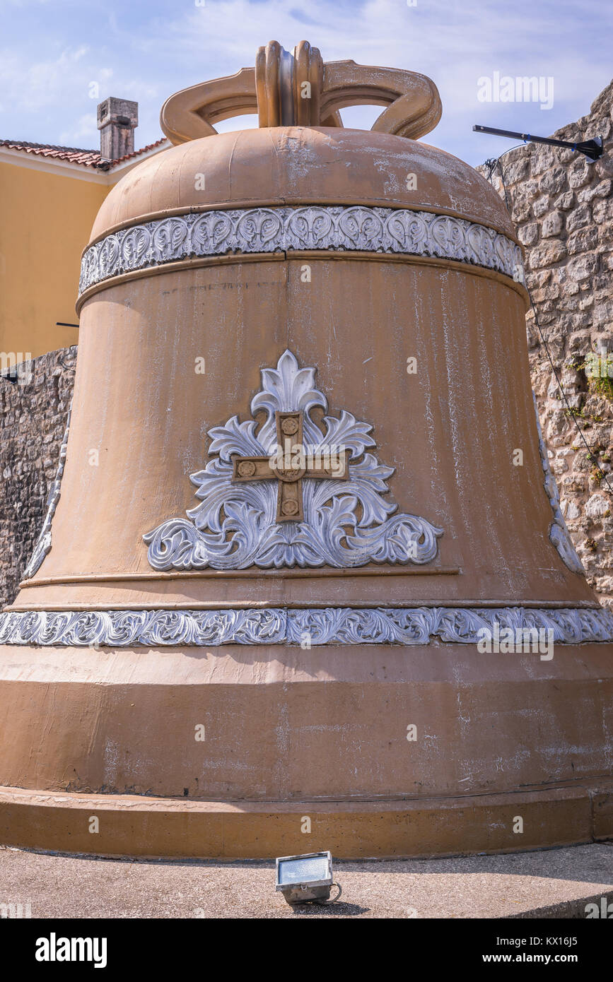 Antigua campana delante de la muralla de la Ciudad Vieja de Budva, ciudad en la costa del Mar Adriático en Montenegro Foto de stock