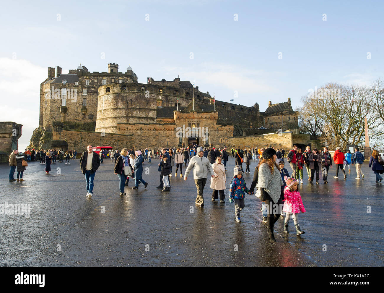 Los visitantes van y vienen en la explanada del Castillo de Edimburgo durante las vacaciones de Año Nuevo de enero de 2018. Foto de stock