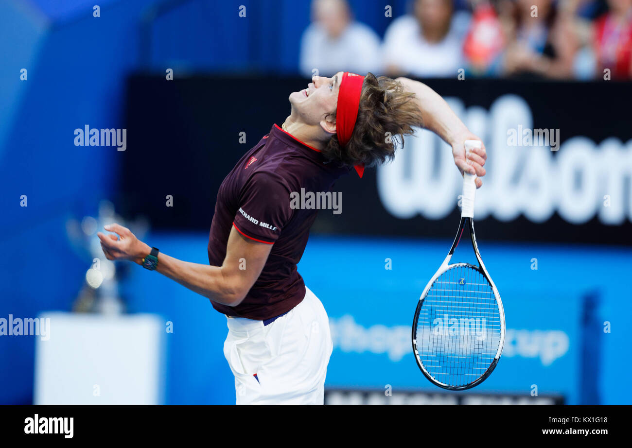Perth, Australia. El 6 de enero, 2017. Alexander Zverev de Alemania sirve el balón al oponente Roger Federer de Suiza en la final de la Copa Hopman en Perth, Australia, Januray 6, 2018. Crédito: Trevor Collens/Alamy Live News Foto de stock