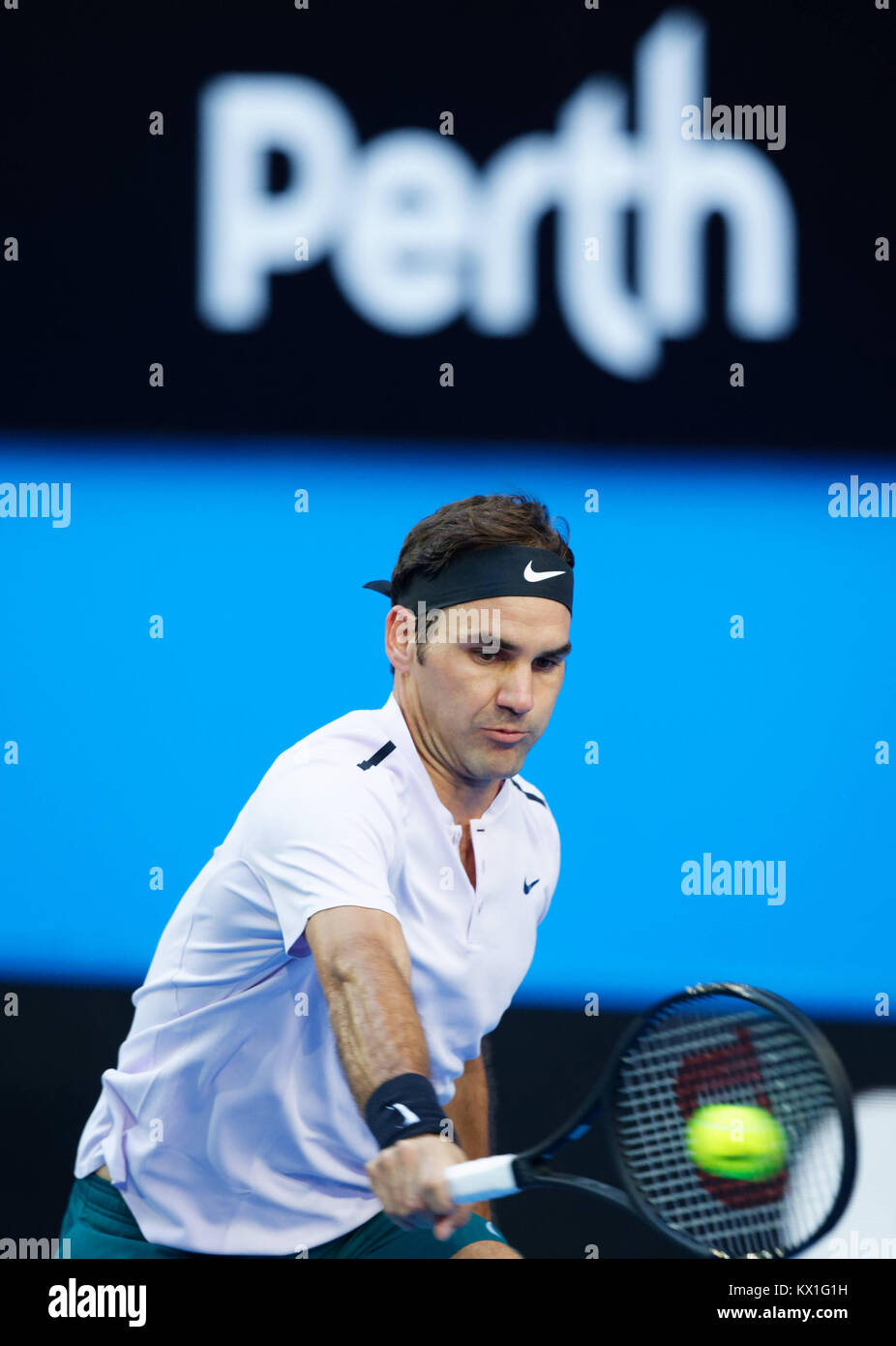 Perth, Australia. El 6 de enero, 2017. Roger Federer de Suiza devuelve el balón al oponente Alexander Zverev de Alemania en la final de la Copa Hopman en Perth, Australia, Januray 6, 2018. Crédito: Trevor Collens/Alamy Live News Foto de stock